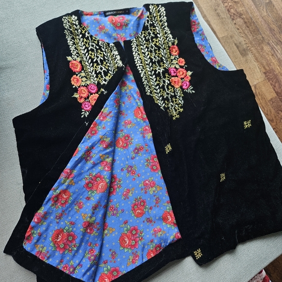 Embroidered Velvet Vest NWOT - Picture 6 of 7